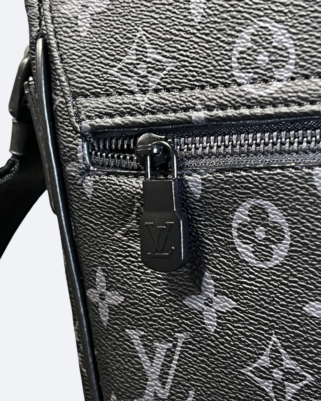 LVTN - Pattern Messenger Bag - Black