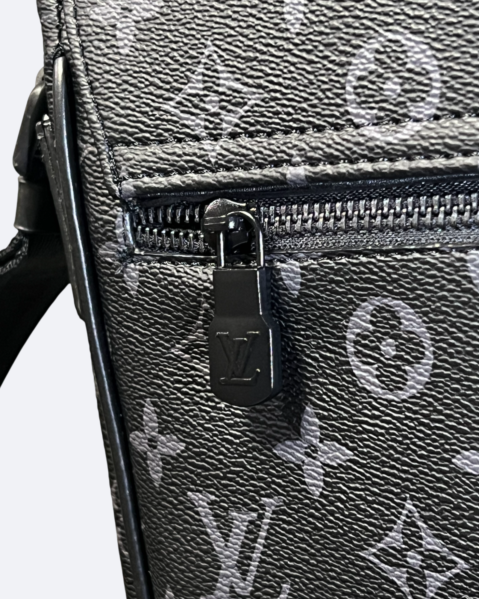 LVTN - Pattern Messenger Bag - Black